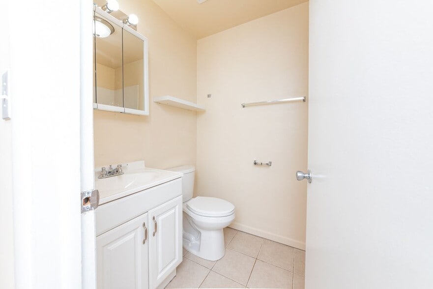 Building Photo - 820 N Milwaukee Ave