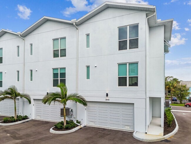 Building Photo - A charming coastal townhouse, just minutes from downtown St. Pete!