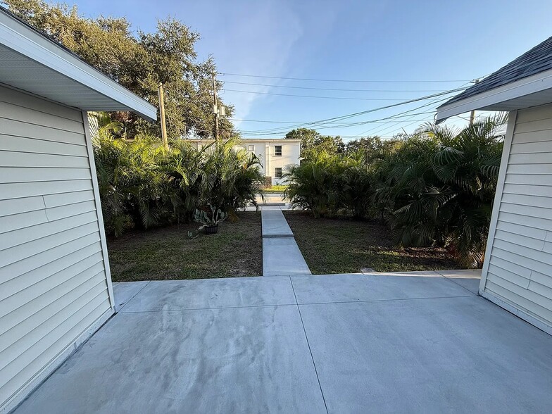 private patio - 3460 4th Ave S