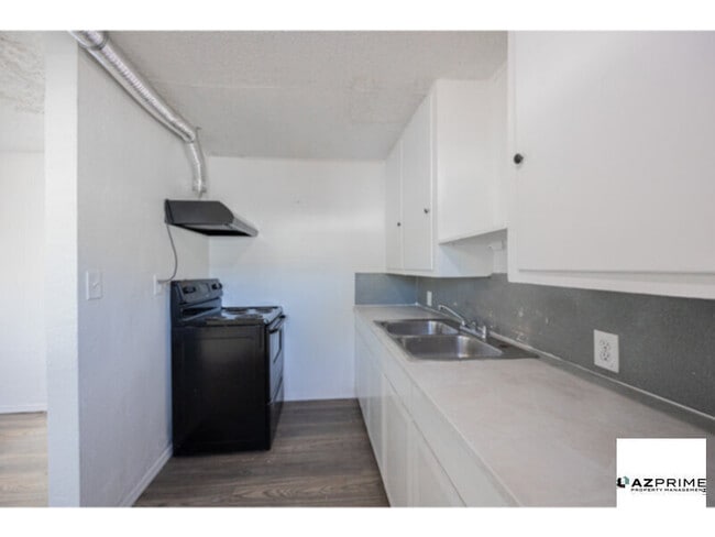 Building Photo - $1095 OFF FIRST MONTH'S RENT MOVE IN SPECIAL!