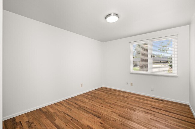 Building Photo - Available Now!! 5 Bedroom, 3 Bathroom Ranc...