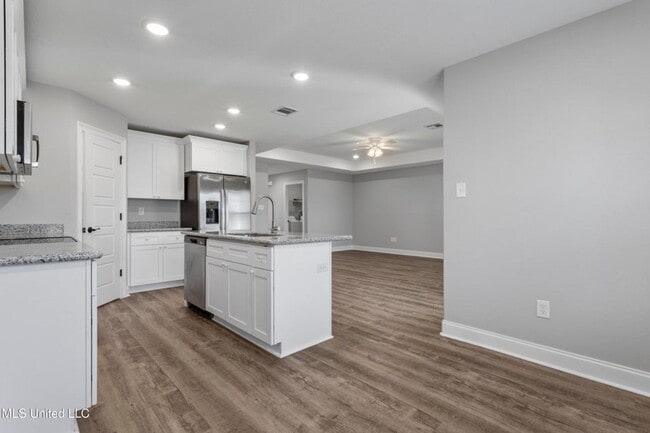 Building Photo - 3 Bed / 2 Bath Home – Modern Finishes & Convenient Location