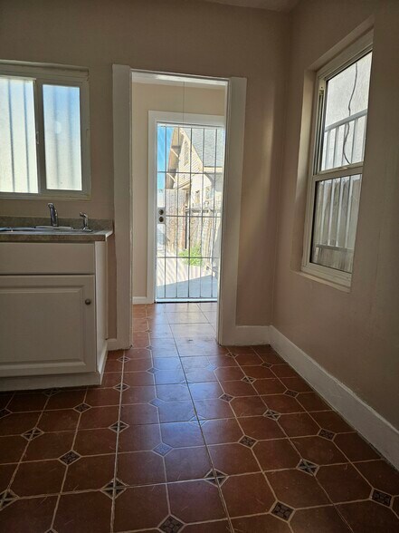 Building Photo - 527 1/2 W 19th St