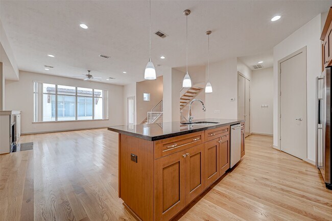 Building Photo - 5315 Lillian St