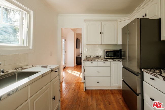 Building Photo - 866 N Doheny Dr