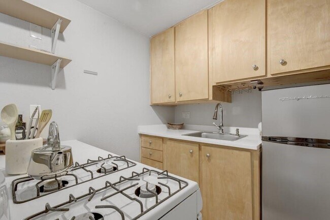 Building Photo - 1111 W 10th St