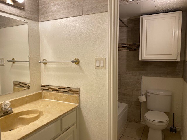 Building Photo - 2300 Bamboo Dr