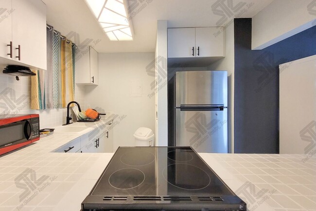 Building Photo - AVAILABLE 11/3/25 1BR / 1Bath / 1Pkg Condo...