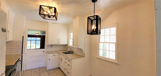 Building Photo - 3 Bed 1.5 Bath 2 car garage in Nichol's Hills Addition NW OKC