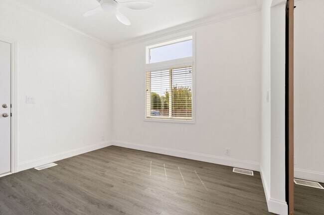Building Photo - 517 Calabasas Rd