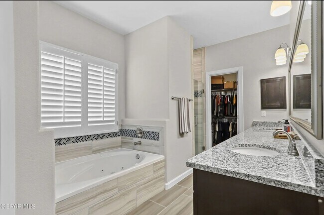 Building Photo - 265 Emerald Sun Dr