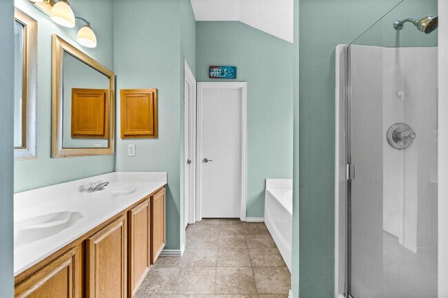 Building Photo - 1055 Port Sullivan Dr