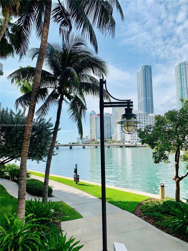 Building Photo - 801 Brickell Key Blvd