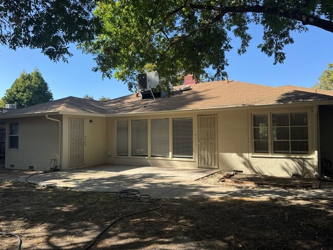 Building Photo - 1220 W Benjamin Holt Dr
