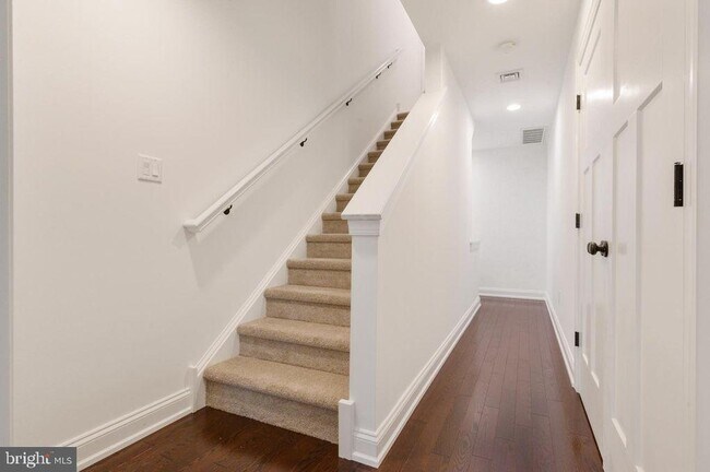 Building Photo - 301 S Adams St