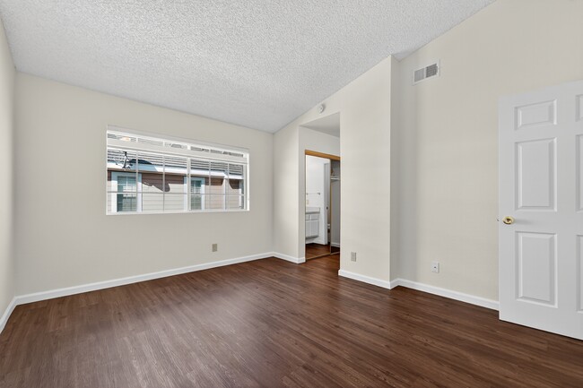 Building Photo - 2800 Plaza del Amo