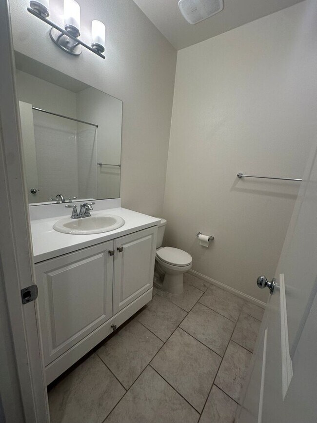 Building Photo - SMART Townhome 3bd 3ba Gated Community