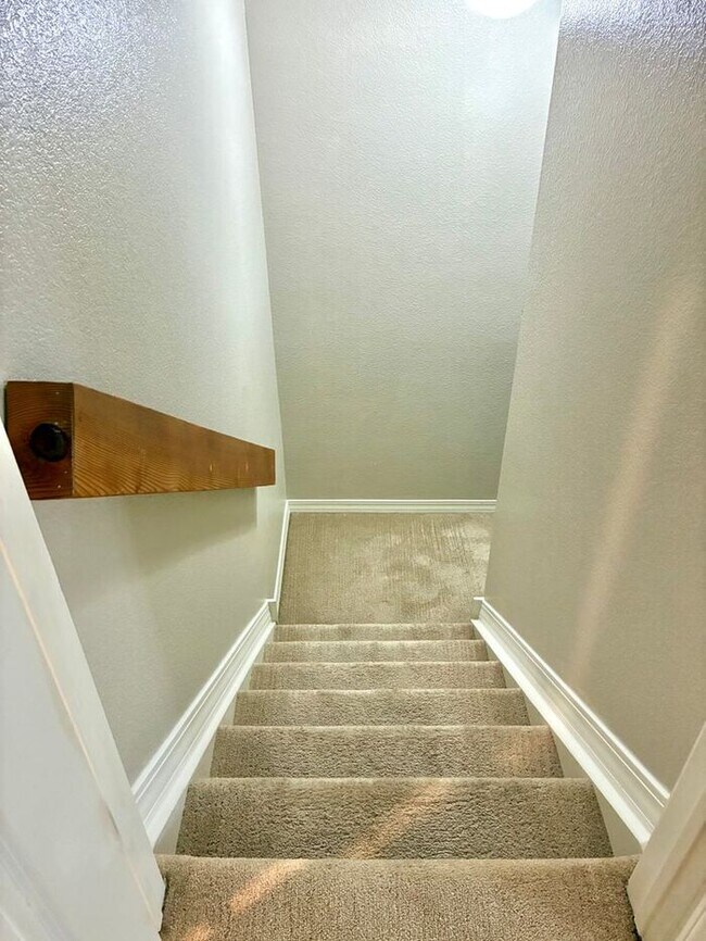 Building Photo - Beautiful and Spacious 3 Bed, 3.5 Bath Townhome in SE Fort Collins. Detached 1 Car Garage. Water/...