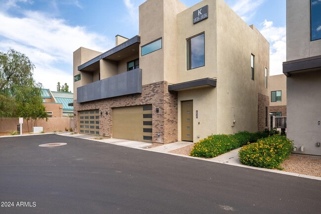 Building Photo - 901 S Smith Rd
