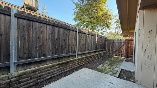 Building Photo - 5771 N Valentine Ave