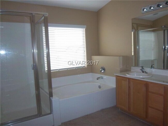 Building Photo - 3761 Hollycroft Dr