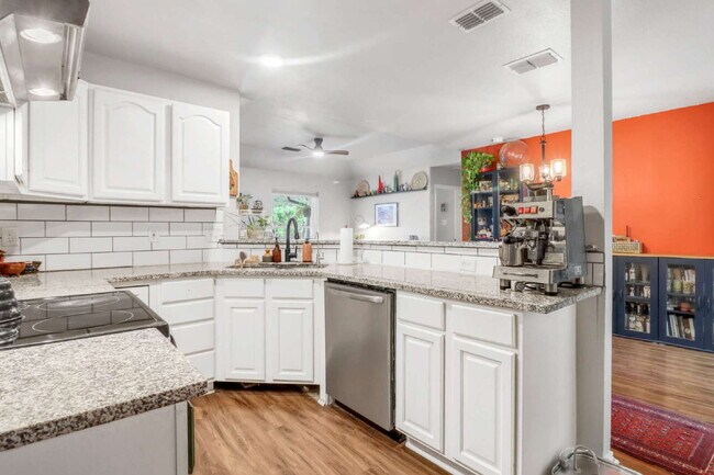 Building Photo - "Charming 3-Bed, 2-Bath Oasis on West Mistletoe Avenue – Spacious 1140 Sq Ft in San Antonio!"