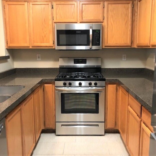 Building Photo - Updated Casa del Sol Townhome