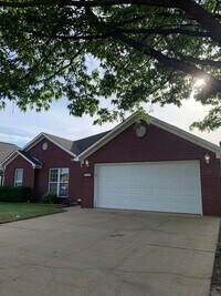 Building Photo - 3 Bed 2 Bath/2 Car Garage and Fenced in Yard!