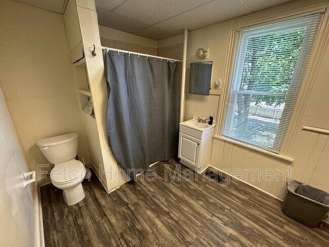 Building Photo - 722 E King St