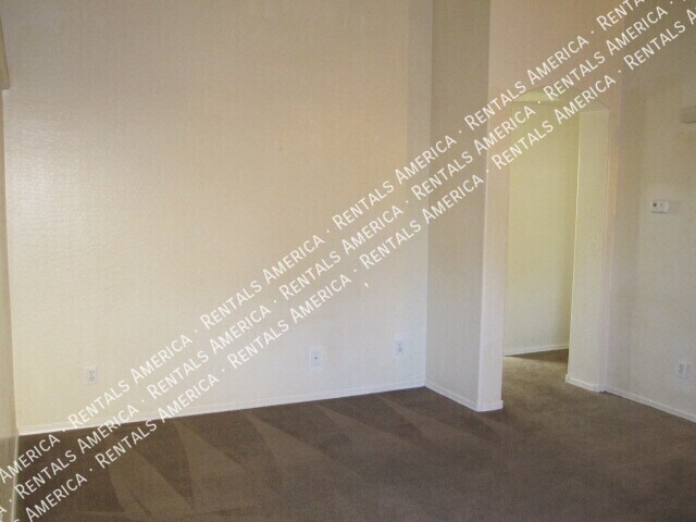 Building Photo - 427 S Sabrina