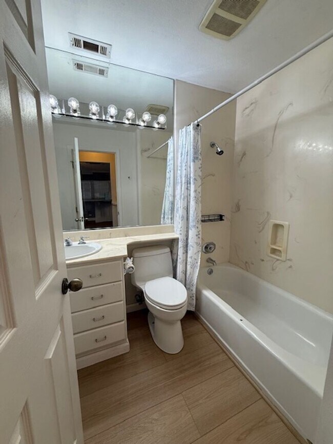 Building Photo - 33 Mary Ct