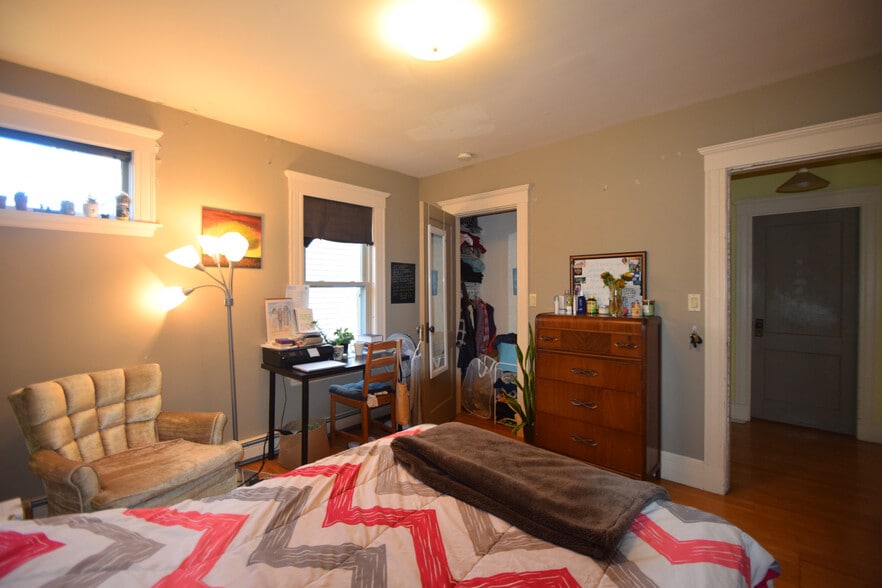 Large Bedroom (3rd) - 51 Russell Rd