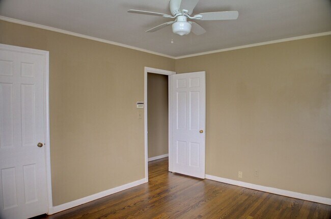 Building Photo - Well Maintained Midtown Home