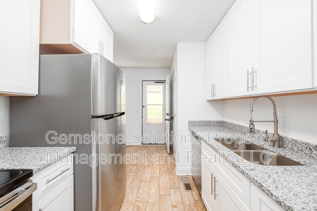 Building Photo - 344 Kingview Dr