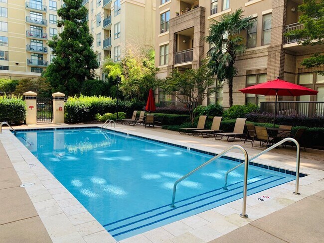 Building Photo - 718 W Trade St