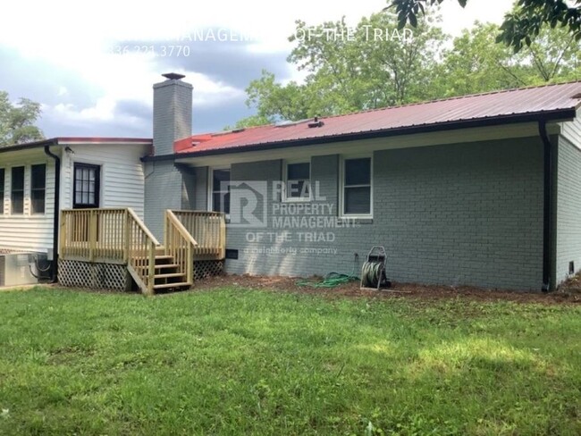 Building Photo - *Move In Special* One Level 3 BR/2BA Brick...