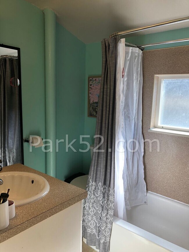 Building Photo - 3 Bedroom Tacoma Single Family Home- Pet Friendly!