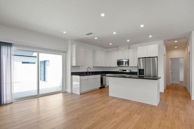 Building Photo - Modern 5 bedroom House for lease in Northr...