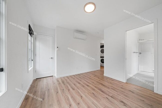 Building Photo - Light & Bright 2 Bedroom Townhome Apartment in the heart of Ladd's Addition - Pet Friendly with W...