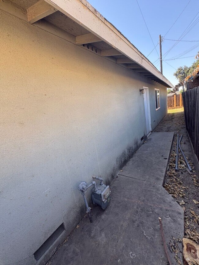 Building Photo - NW Visalia Home with Alley Access Rent Ready!