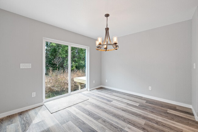 Building Photo - 2103 Daisy Dr