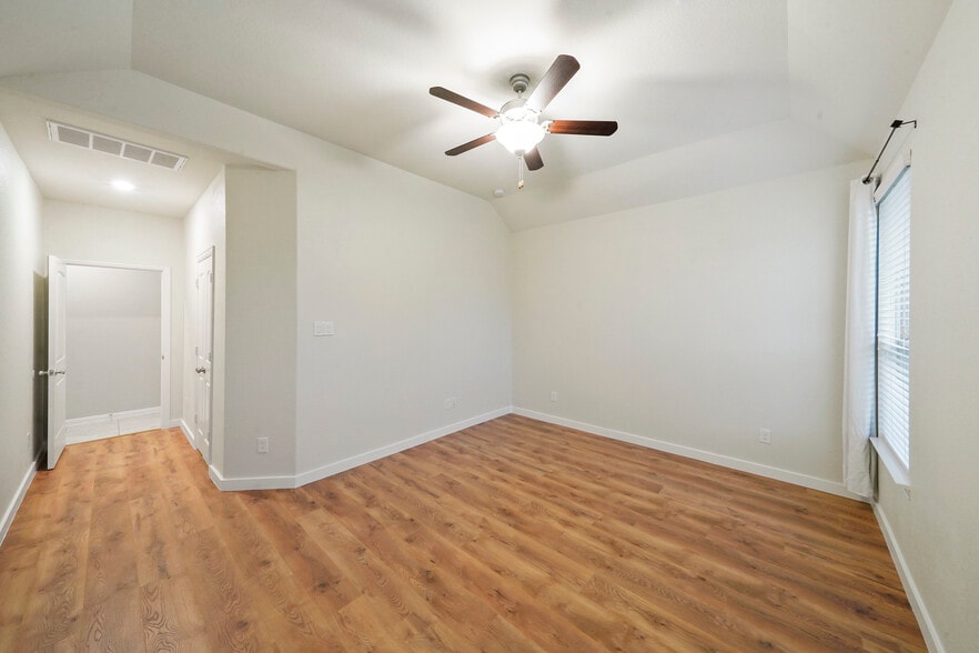 Building Photo - 27910 Augusta View Dr