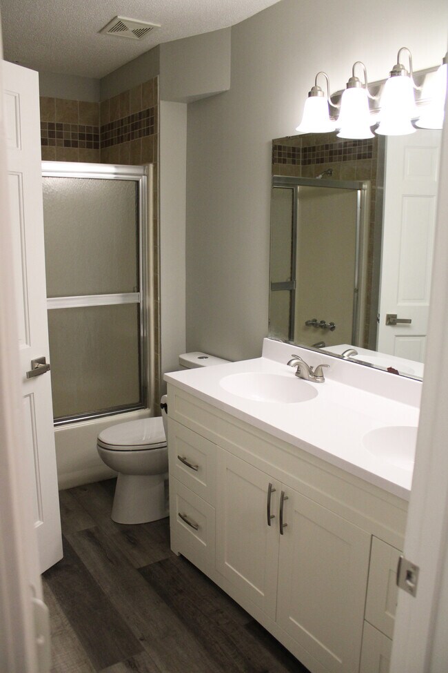 Building Photo - 6135 Sawmill Woods Dr