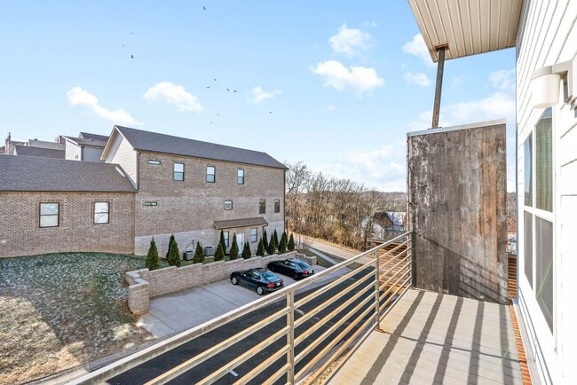 Building Photo - Large 2 Bedroom Condo For Rent Near Downtown Clarksville!