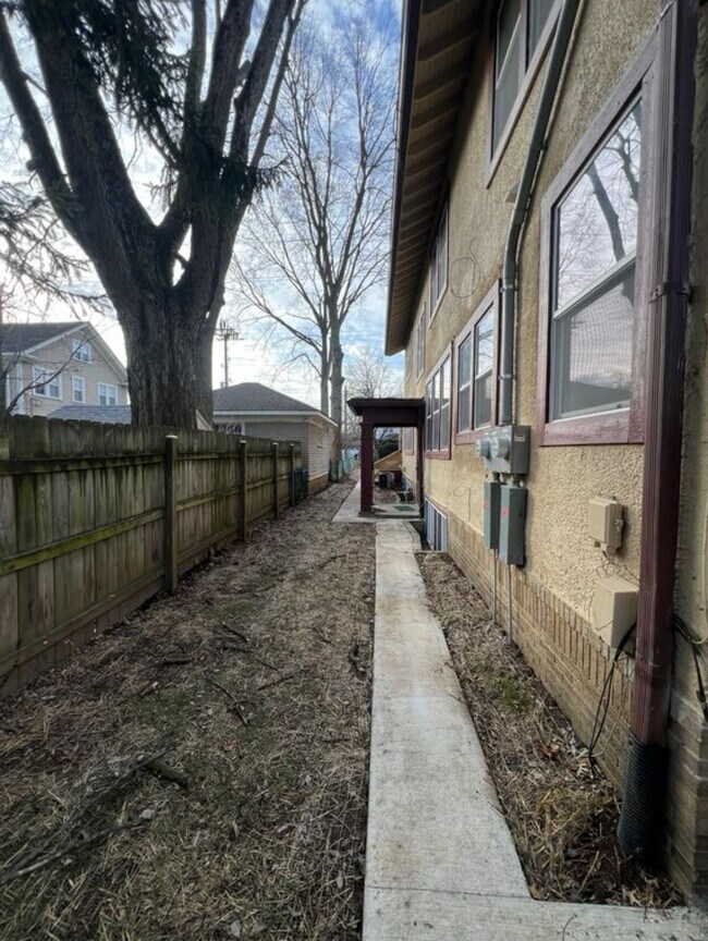 Building Photo - 216 E 49th St