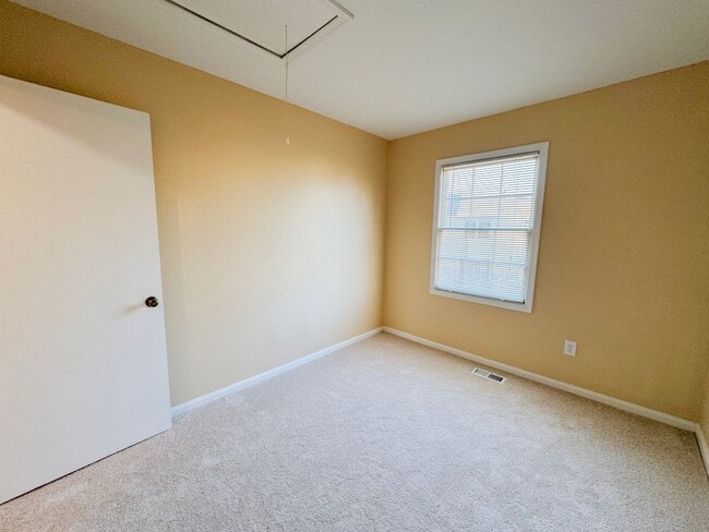 Building Photo - Relaxing 3 Bed 2 Bath Brick Townhome With Fenced Yard In Beautiful Franconia Commons