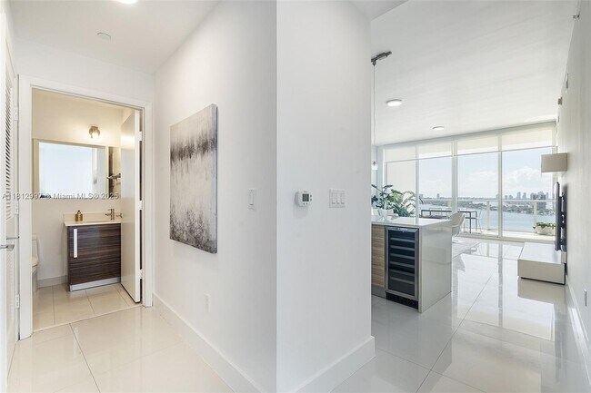 Building Photo - 2020 N Bayshore Dr