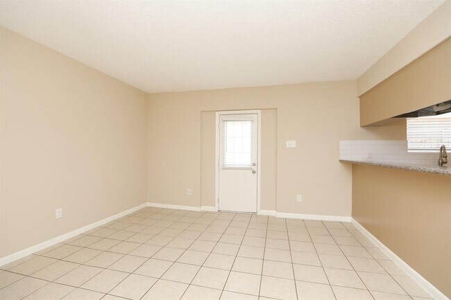 Building Photo - 1552 East Ave