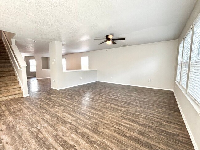 Building Photo - Spacious 3 beds, 2.5 baths in Bristol Forest!