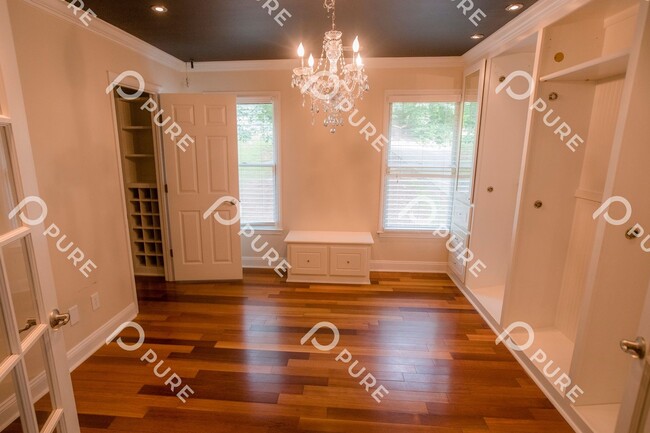 Building Photo - 2411 Oakwood Ave NE